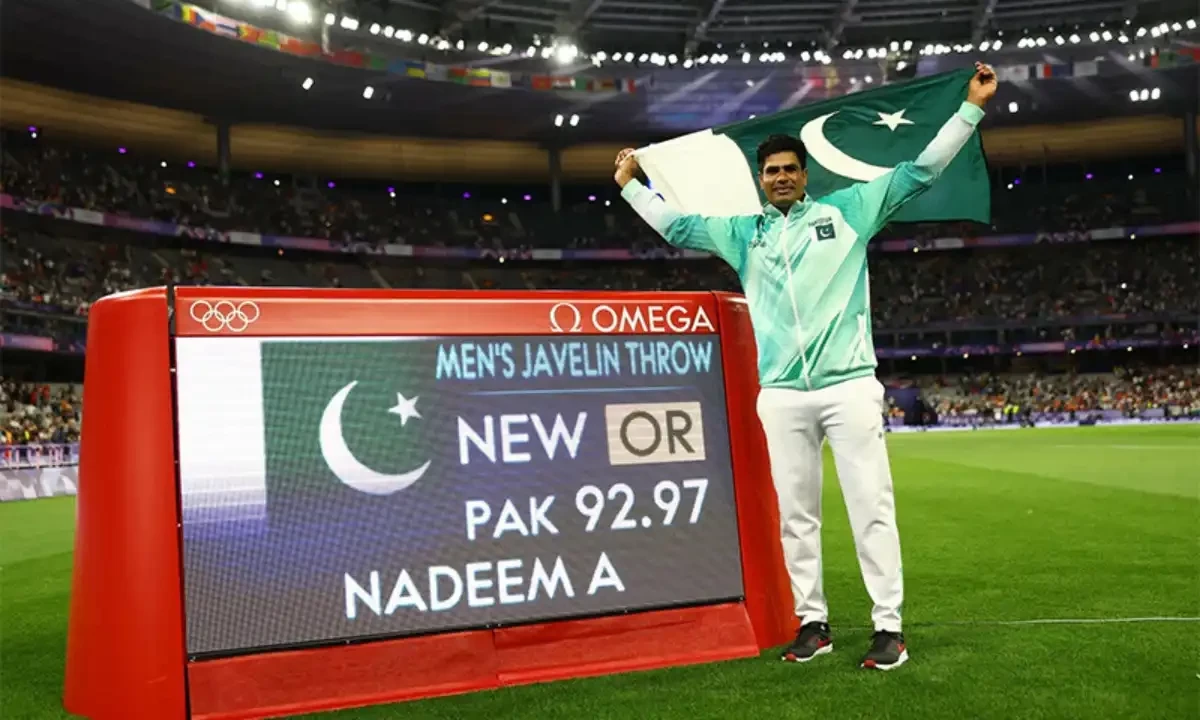 Arshad Nadeem raising Pakistani flag after breaking olympian record Dailypoint