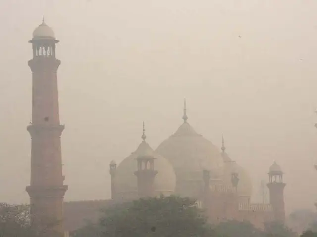 Punjab smog ki lapit mien