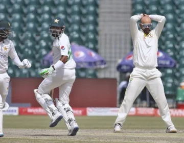 pakistan ko test series min ibratnak shiksat