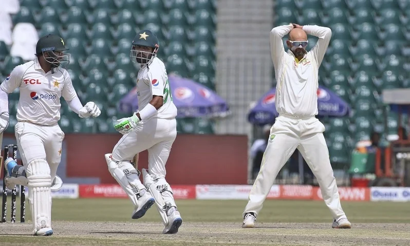 pakistan ko test series min ibratnak shiksat