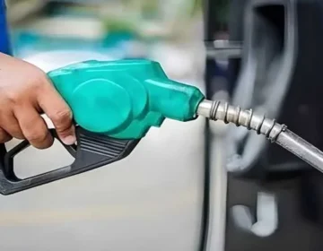 petrol ki qeemt kam kr di gai