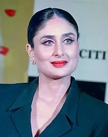 kareena kapor ny zyada paisy mangy to dosti khtm ho gai