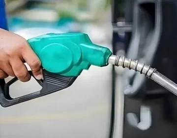 petrol ki qeemat mein 8 rupy kami