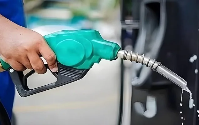 petrol ki qeemat mein 8 rupy kami