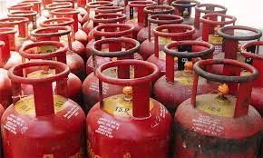 lpg ki qeemat main kami kr di gai