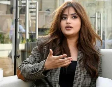 sajal ali ny kata cake madah gusy mein a gye