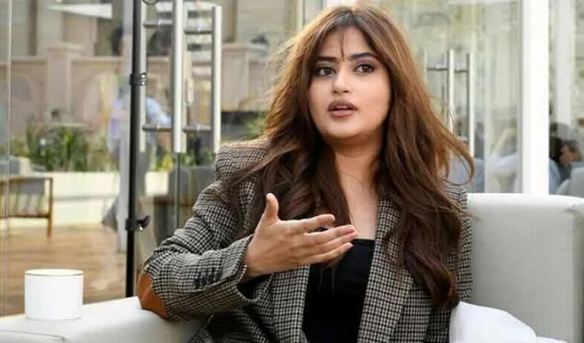 sajal ali ny kata cake madah gusy mein a gye