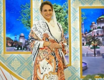 Bushra Ansari ki allama Iqbal ki shairi wali chader social media py viral