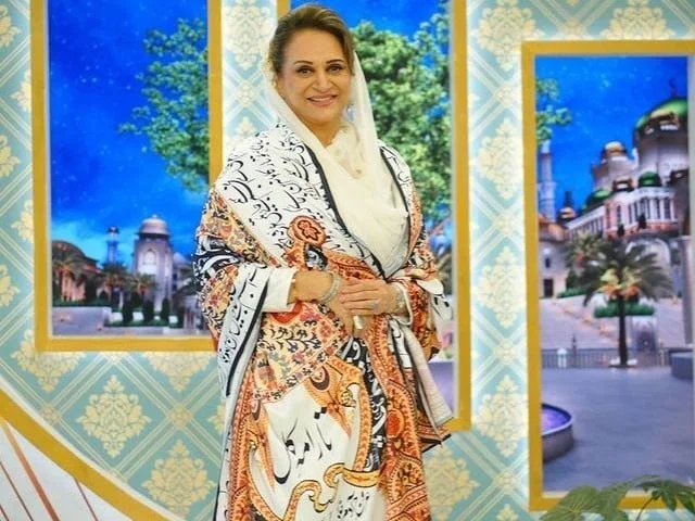 Bushra Ansari ki allama Iqbal ki shairi wali chader social media py viral