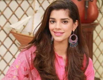 Adakara sanam saeed ki English ny sbko hairan kr dia