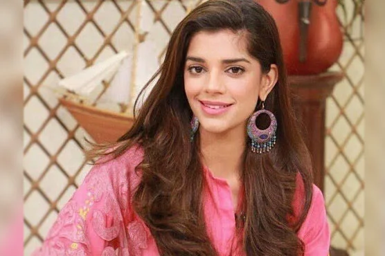 Adakara sanam saeed ki English ny sbko hairan kr dia