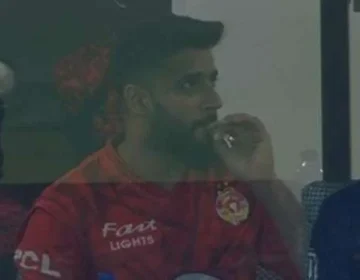 Imad Waseem ky smoking krny ki tasvir viral