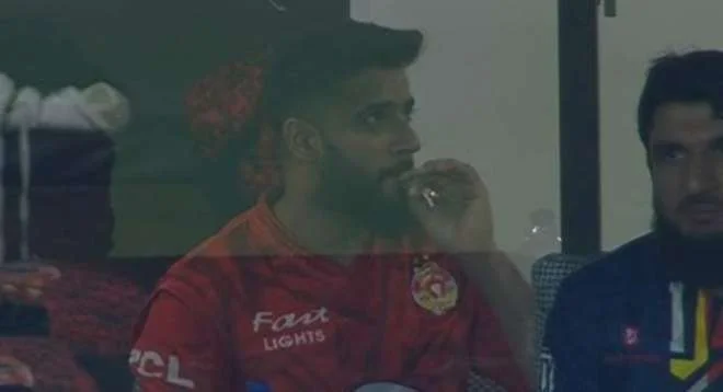 Imad Waseem ky smoking krny ki tasvir viral