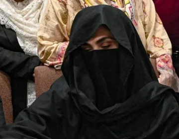 Bushra bibi ki achanak tabiyt kharab hospital montqil