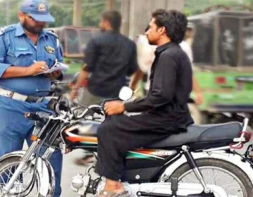 Bagair helmet bike chalna ab mazid mehnga ho gia