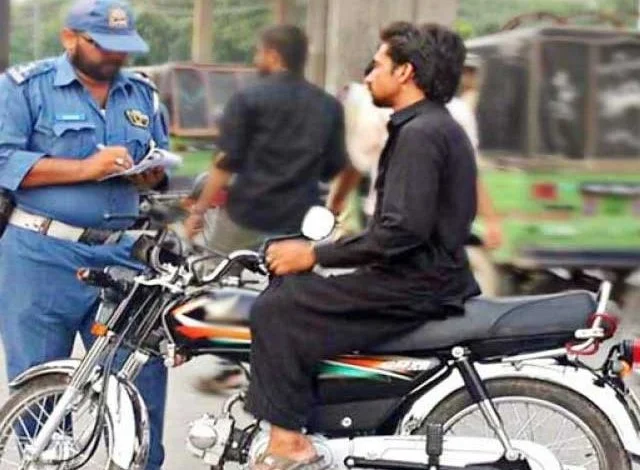 Bagair helmet bike chalna ab mazid mehnga ho gia