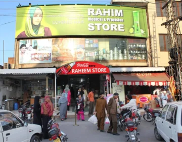 Jashan e azadi ki khusi al Raheem store ny qeemtin adhi kr di