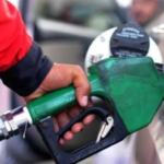 Petrol ki qeemat mein bari kami kr di gai