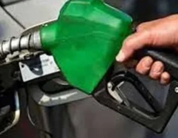 Petrol ki qeemat mein kami kr di gai